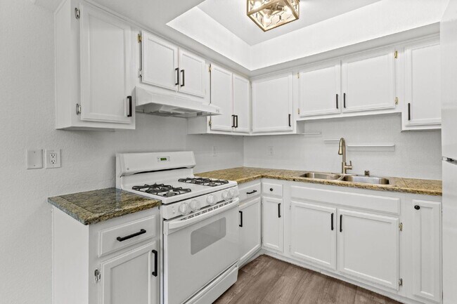 Building Photo - "Charming 3-Bedroom Townhouse Oasis with 2 Full Baths in Las Vegas – 1220 Sq Ft of Comfortable Li...