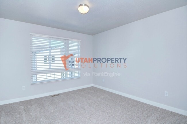 Building Photo - 992 W 380 S
