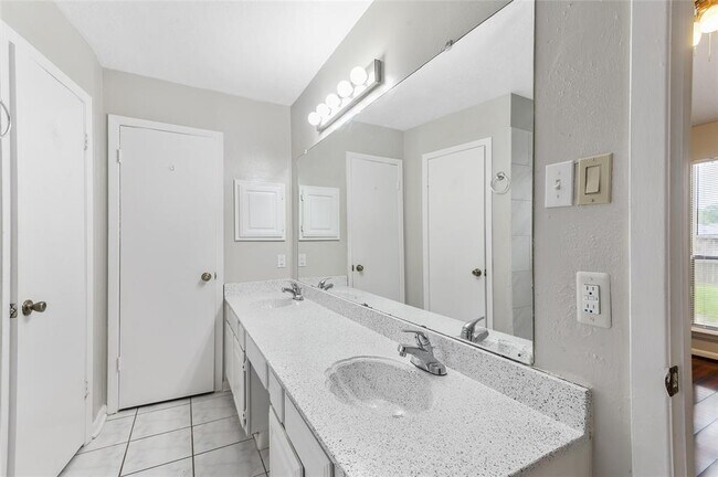 Building Photo - 21302 Park Bend Dr