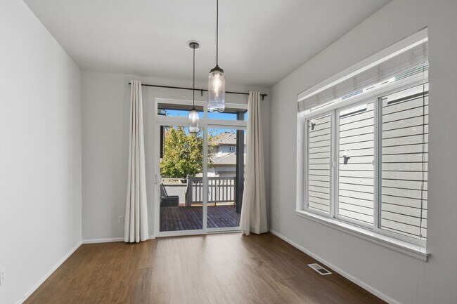 Building Photo - 4bd/2.5ba Renton Home