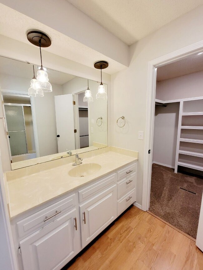 Building Photo - Primrose Market Place Area - Mission Hills Subdivision