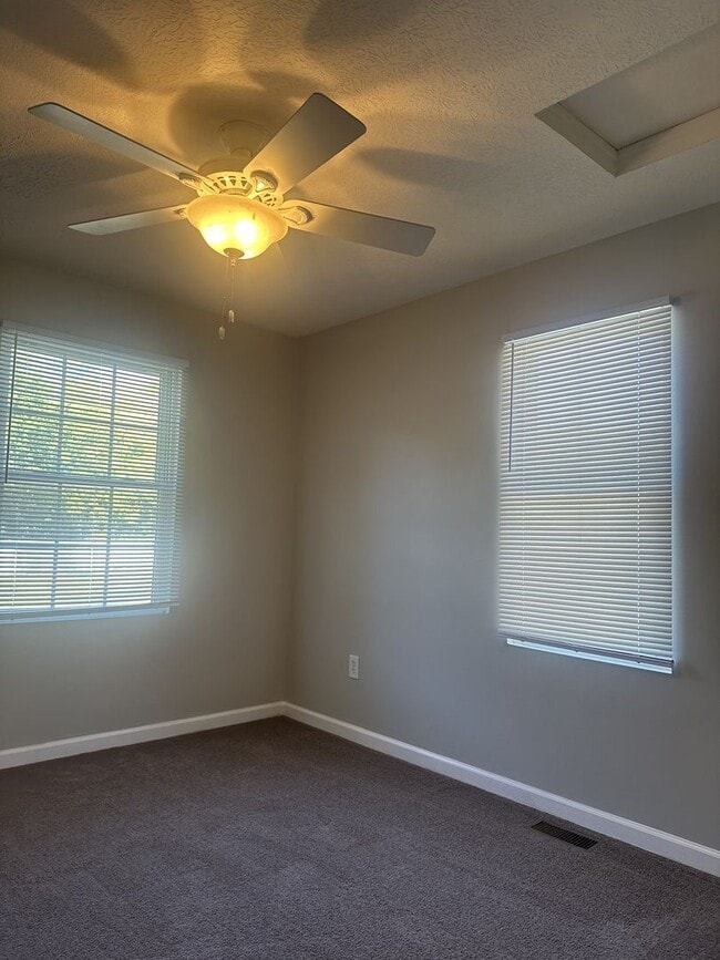 Building Photo - Beautiful 3 Bedroom 2.5 Bath Single Family...