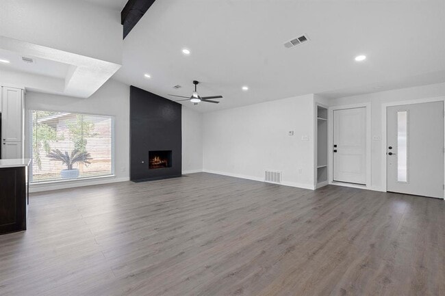 Building Photo - 5113 Loyola Ln