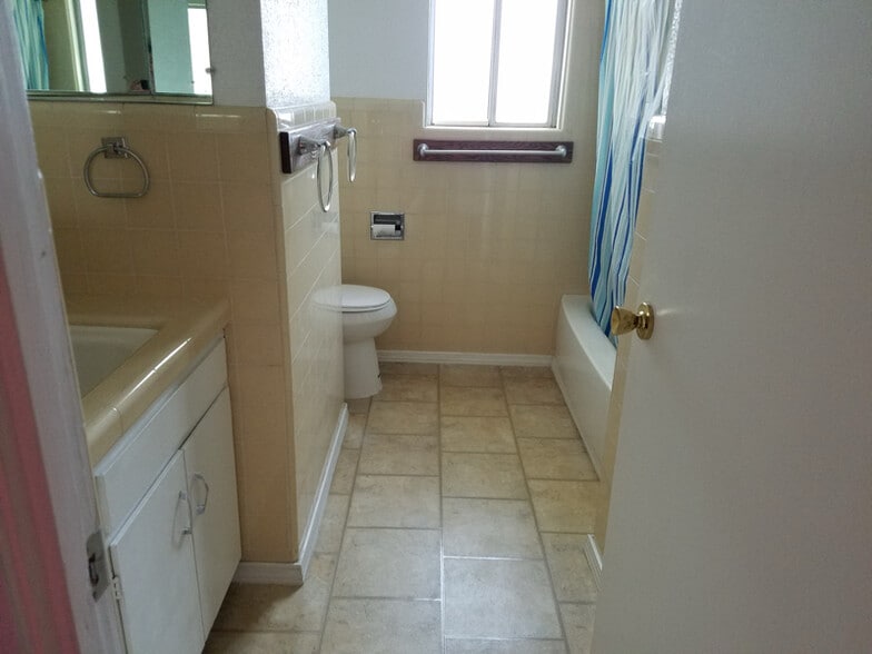 Building Photo - 220 Sherman Dr