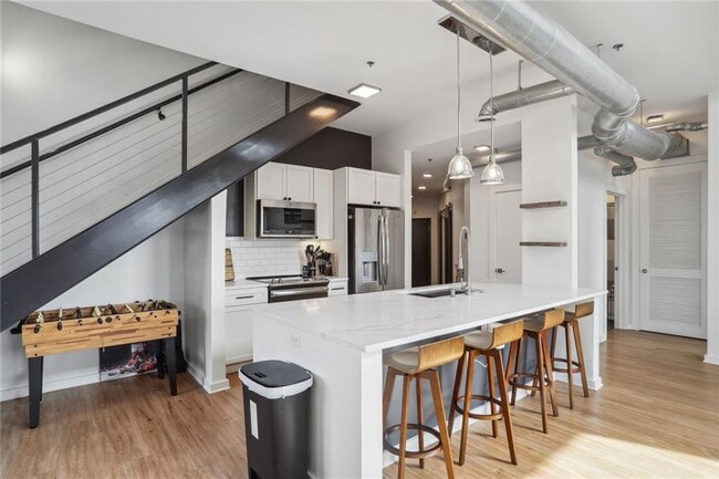 Building Photo - 70-73 500