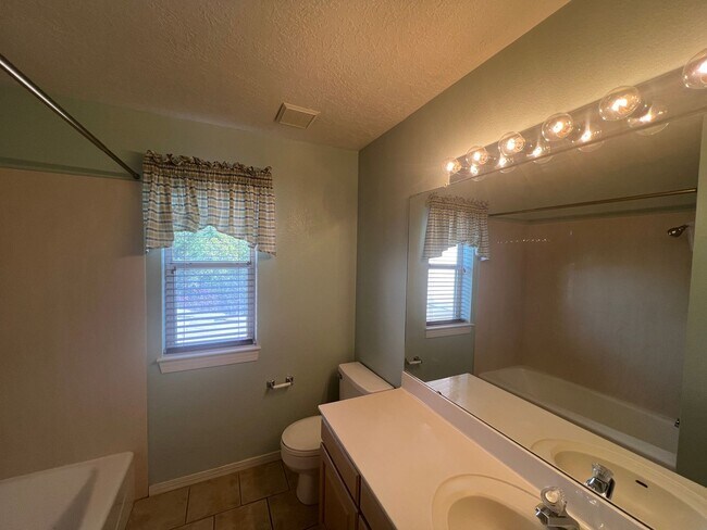 Building Photo - 3 Bedroom Home Available in Tanoan Near Ac...