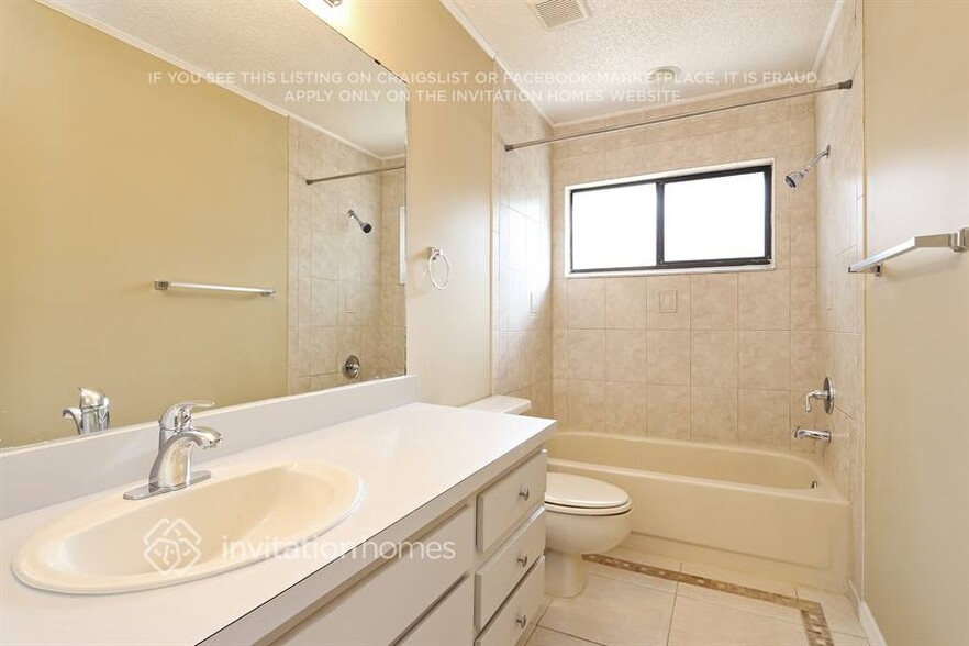 Building Photo - 901 Sandywood Dr