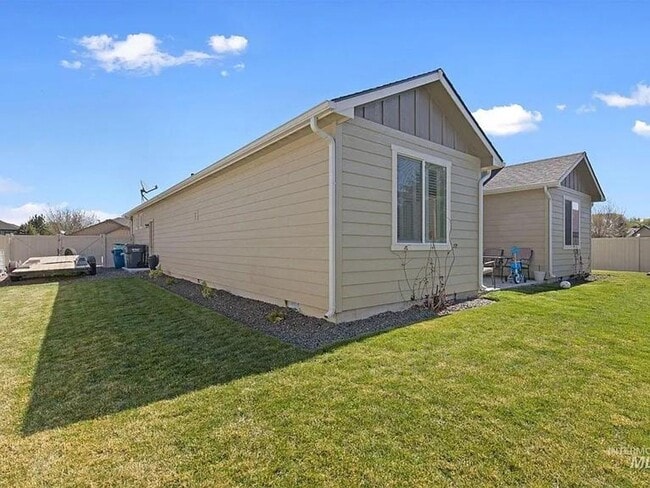Building Photo - 723 W Heather Woods Dr