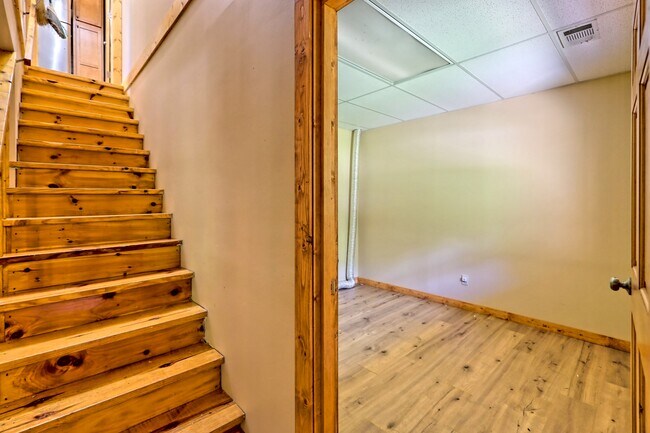 Building Photo - 122 Treetop Ln