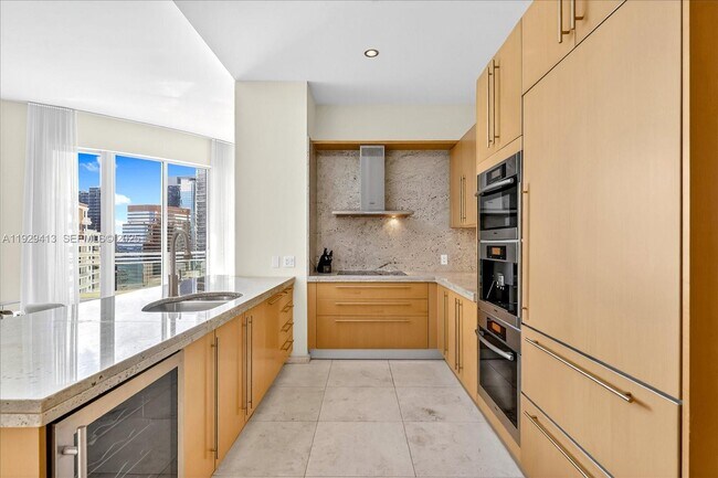 Building Photo - 900 Brickell Key Blvd