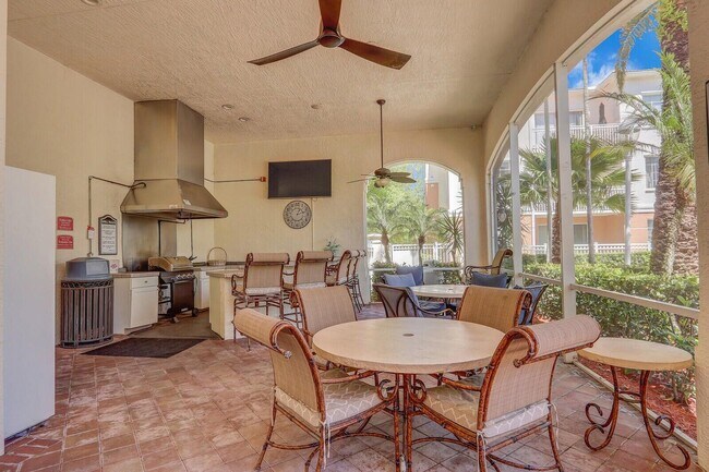 Building Photo - 2103 Myrtlewood Cir E