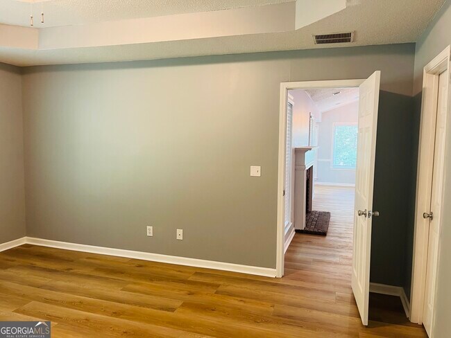 Building Photo - 165 River Park Dr