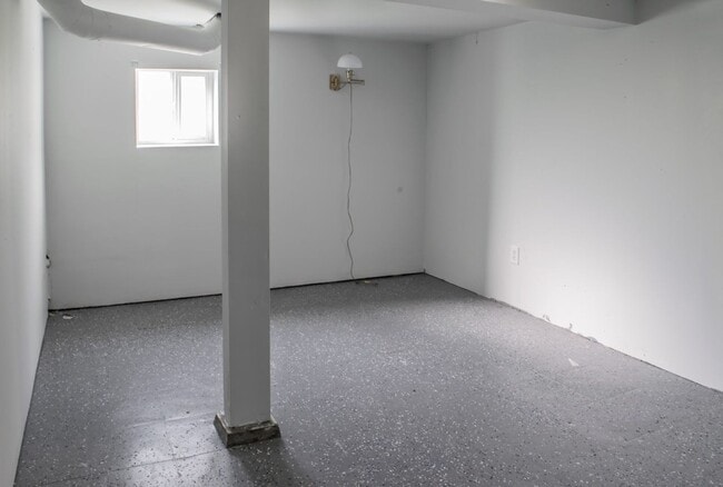 Building Photo - Lovely 3bd Home W/ Fully Fenced Backyard &...