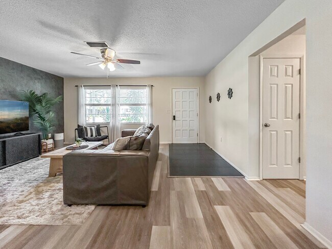 Building Photo - 2549 Arapaho St