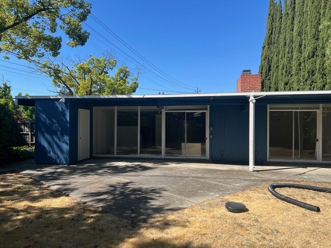 Building Photo - GORGEOUS 4 Bed/3 Bath Home *New Flooring* ...