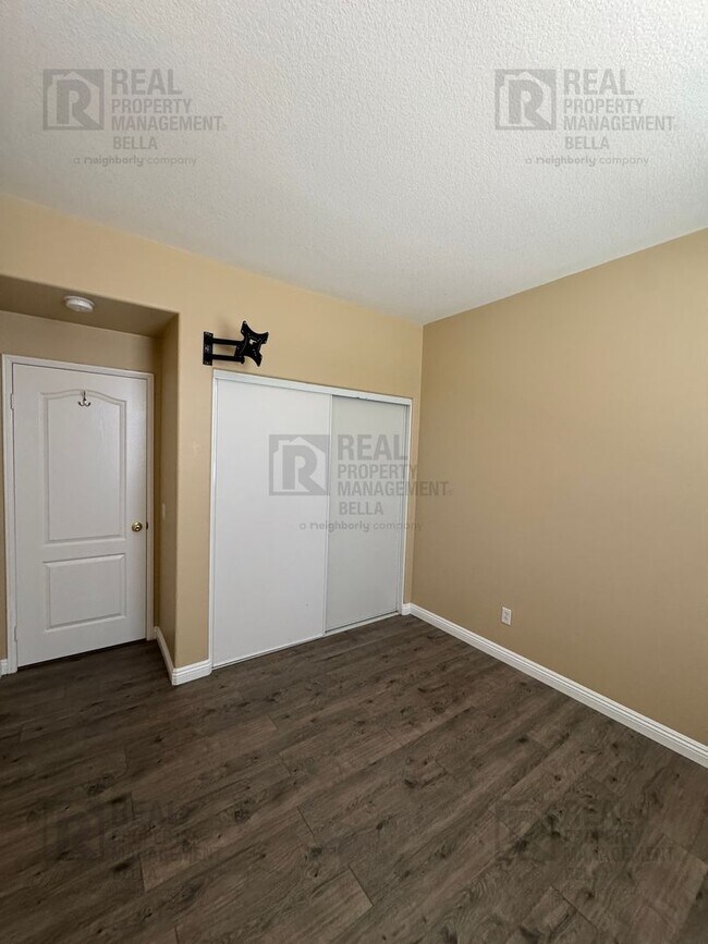 Building Photo - Ideal Layout! 4 Bedroom Home with Main Floor Bed/Bath & Open Loft