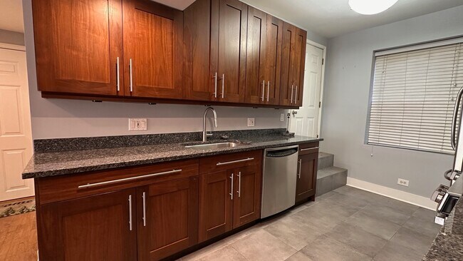 Building Photo - 4917 N Avers Ave