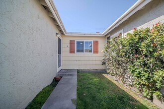 Building Photo - 679 Center St