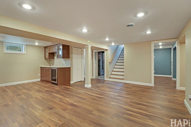 Building Photo - 115 N Hager Ave