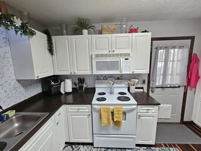 Building Photo - Super Cute 2/2 in Chapin
