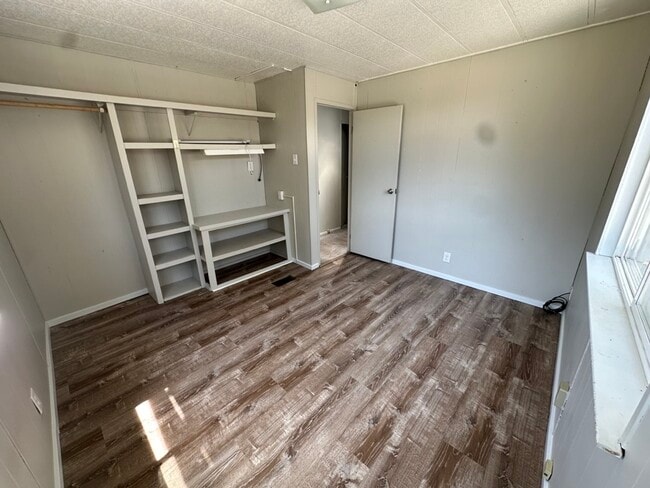 Building Photo - 566 SW Paiute St