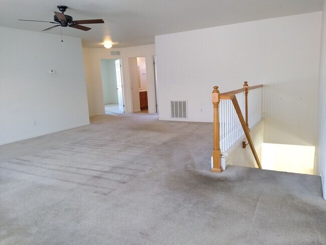 Building Photo - Massive and Expansive 5 Bedroom Green Vall...