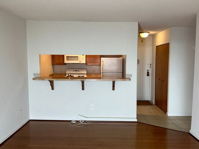 Building Photo - Renovated 1 BR, 1 BA, kitchen w/new appliances,