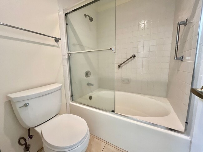 Building Photo - Luxurious 2 Bd 2 Ba Condo in Biltmore!