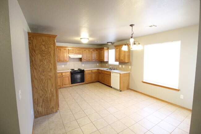 Building Photo - 620 Eastview Dr