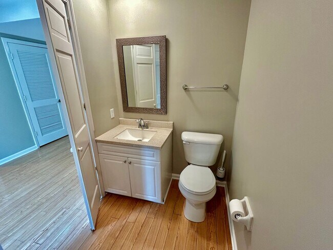 Building Photo - 2 Bed 1.5 Bath in Lexington!
