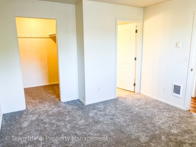Building Photo - Beautiful 4 bedroom 3 bath townhouse w/att...