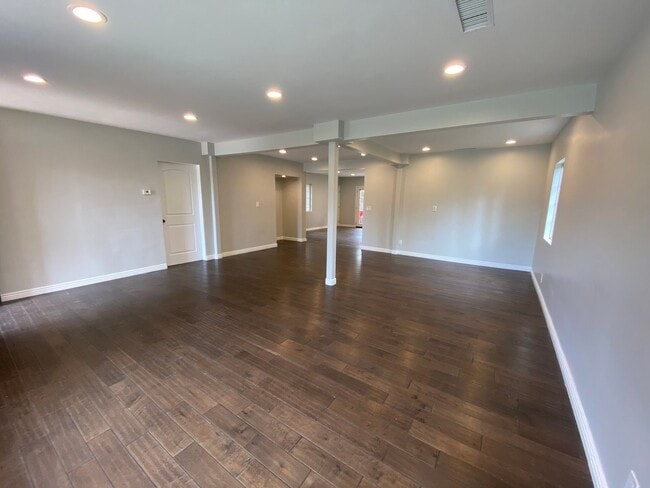 Building Photo - Tarzana Lifestyle: Elegant Home with Pool,...