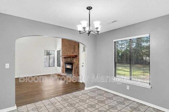 Building Photo - 111 Cottonwood Dr