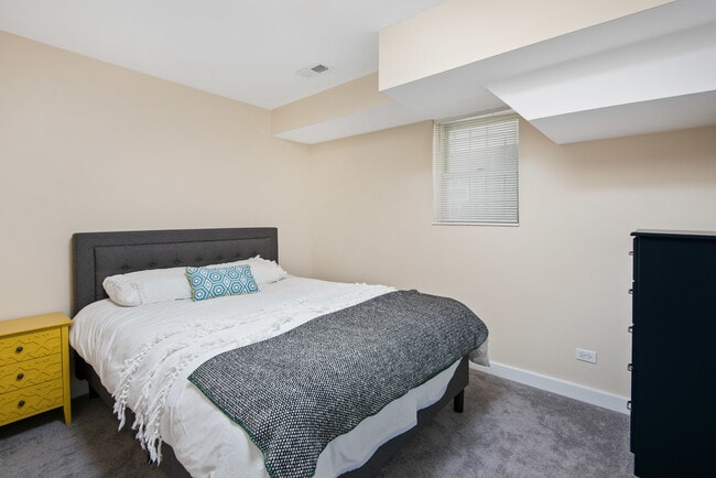 Building Photo - 2317 N Greenview Ave