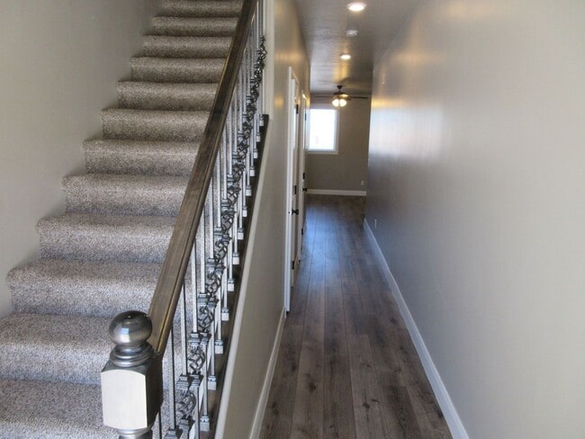 Building Photo - 3 Bed 2.5 Bath -Newer town home living in ...