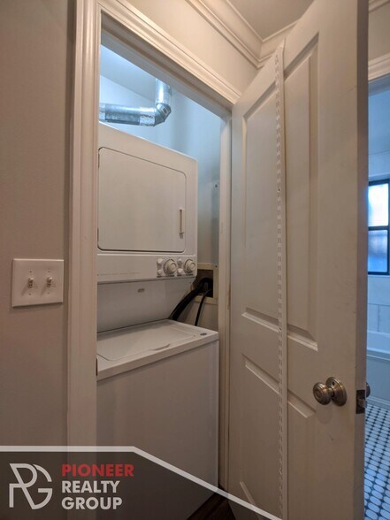 Building Photo - 736 W Addison St