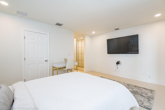 Building Photo - 1510 SE 14th Ct