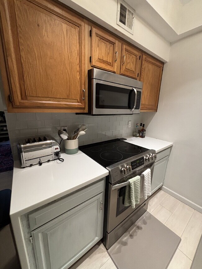 Building Photo - "Furnished 1-Bedroom Condo Retreat in Tucson’s Scenic Foothills!"