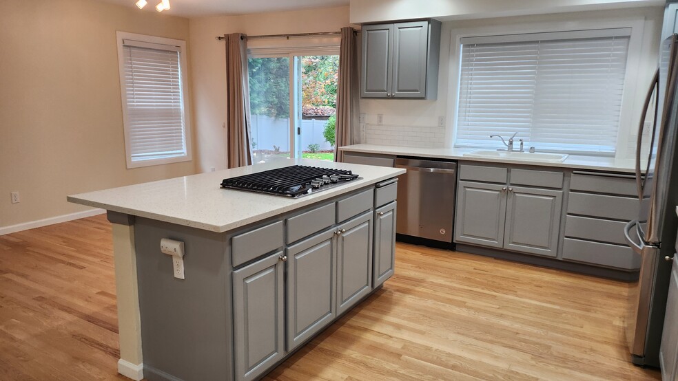 Updated kitchen with breakfast nook/eating space - 7409 245th Way NE