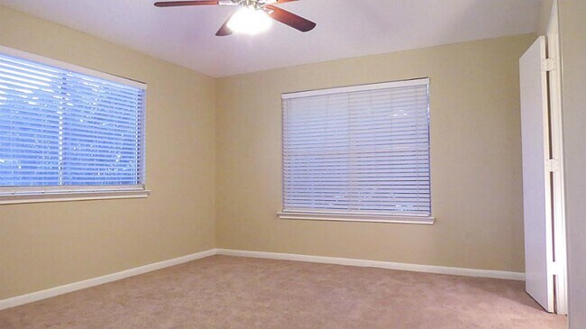 Building Photo - 10926 Waterview Cir