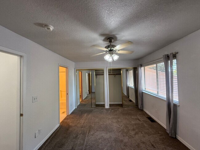 Building Photo - 2-bedroom condo near shopping, restaurants...
