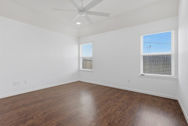 Building Photo - 6114 El Oro Dr