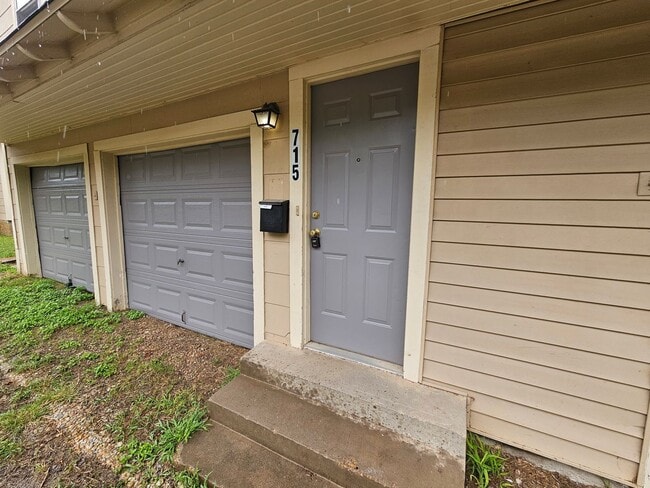 Building Photo - Ready for immediate move in! 2bed 1 bath a...