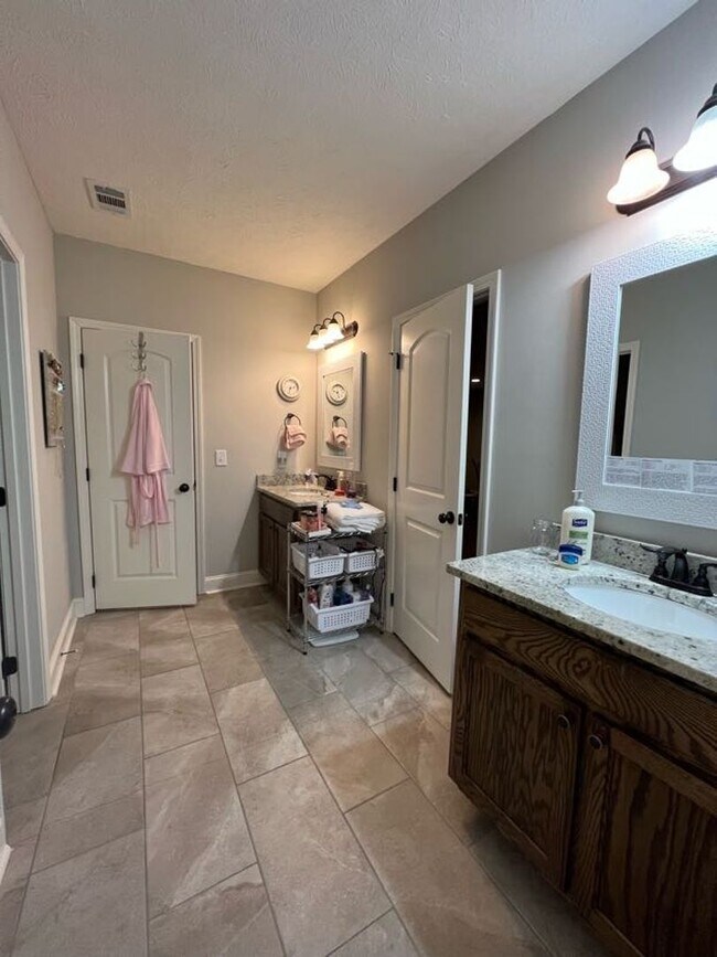 Building Photo - Updated Duplex in Auburn!