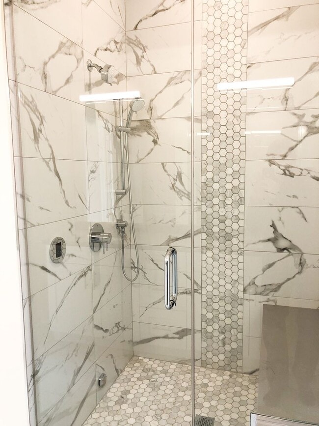 Building Photo - SUBLET - 3 Bed 2 Bath Condo Quality in Ros...