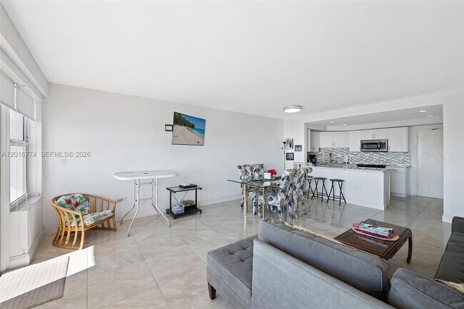 Building Photo - 3111 N Ocean Dr