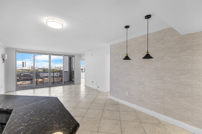 Building Photo - 1800 Sunset Harbour Dr