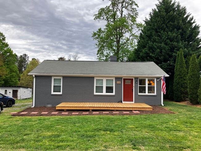 Primary Photo - Charming 3 bedroom, 1 bathroom brick home ...
