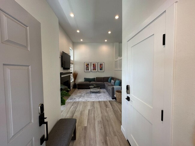 Building Photo - 1 Passage Ln