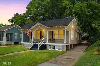 Building Photo - Check Out this 3 bed 2 bath!!